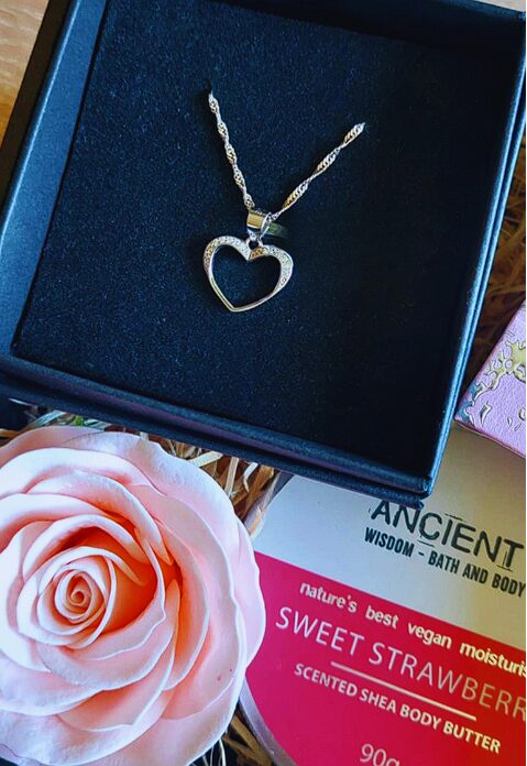 Sudraba kaklarota ar sirsniņu un dabīgās kopšanas līdzekļi – dāvanu kastē