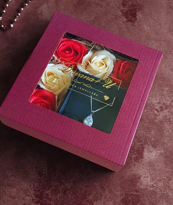 Подарочный набор для женщины с серебряными украшениями и розами