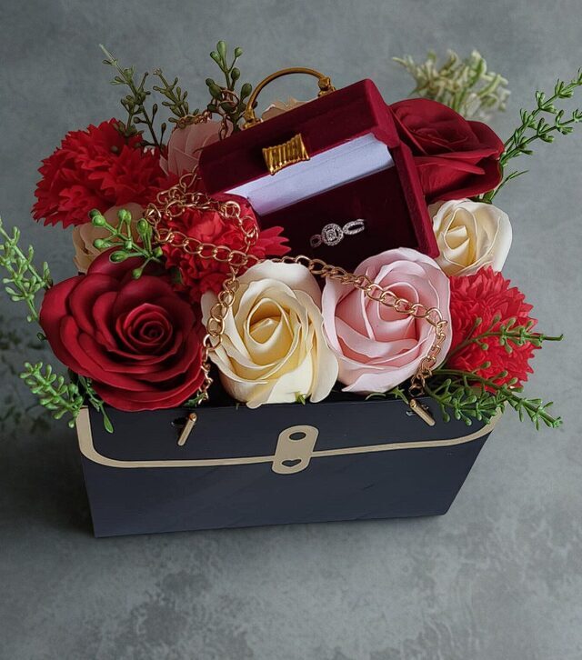 Dāvanas sievietei ar ziediem somiņā. Ar gredzenu vai askariem.