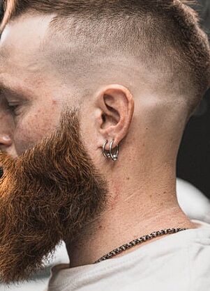 Vīriešu sudraba auskari riņķīši – moderna un eleganta izvēle no Dāvana4u kolekcijas.