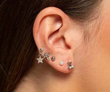 Sudraba auskaru kombinācija ar zvaigznītēm un sirsniņām – ear stacking iedvesma ikdienai.