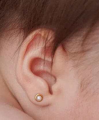 Bērnu zelta auskari ar pērli un drošu skrūvējamu aizdari – kristību un pirmo auskaru izvēle.