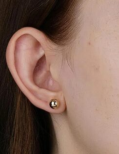 Klasikiniai maži auskarai, auksiniai arba sidabriniai, skirti kasdieniam nešiojimui.