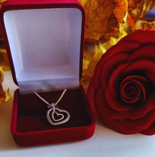 Širdelės pakabukas su raudonomis rožėmis – romantiška Valentino dienos dovanos idėja