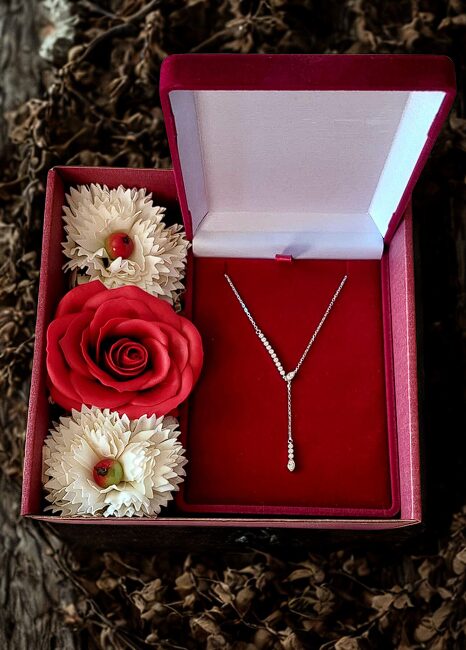 Подарочный набор для женщины с серебряным колье и мыльными цветами