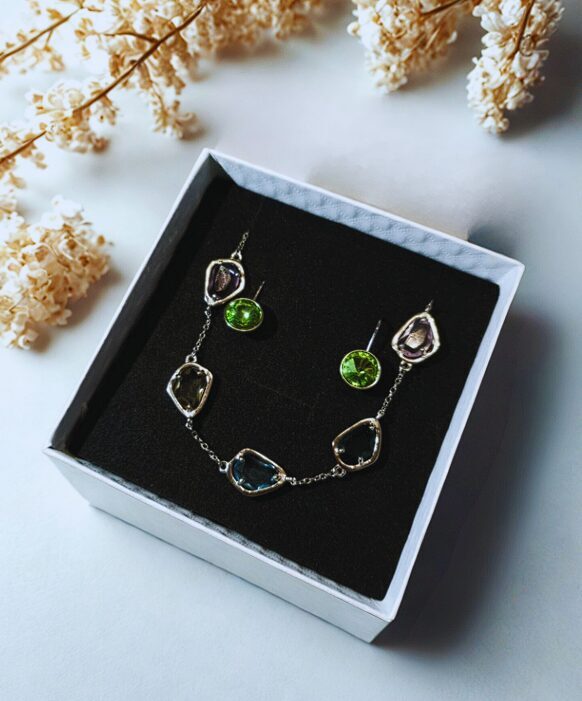 Rotu komplekts dāvanu kastītē ar krāsainiem akmeņiem – eleganta Valentīna dienas dāvana