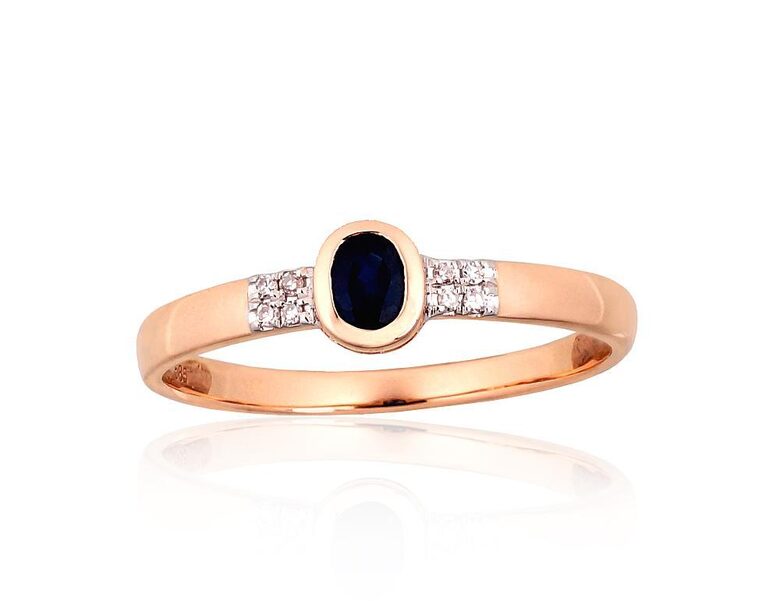 Zelta gredzens ar safīru un briljantiem – 585° sarkanais zelts ar rodija pārklājumu, 17.5 izm.