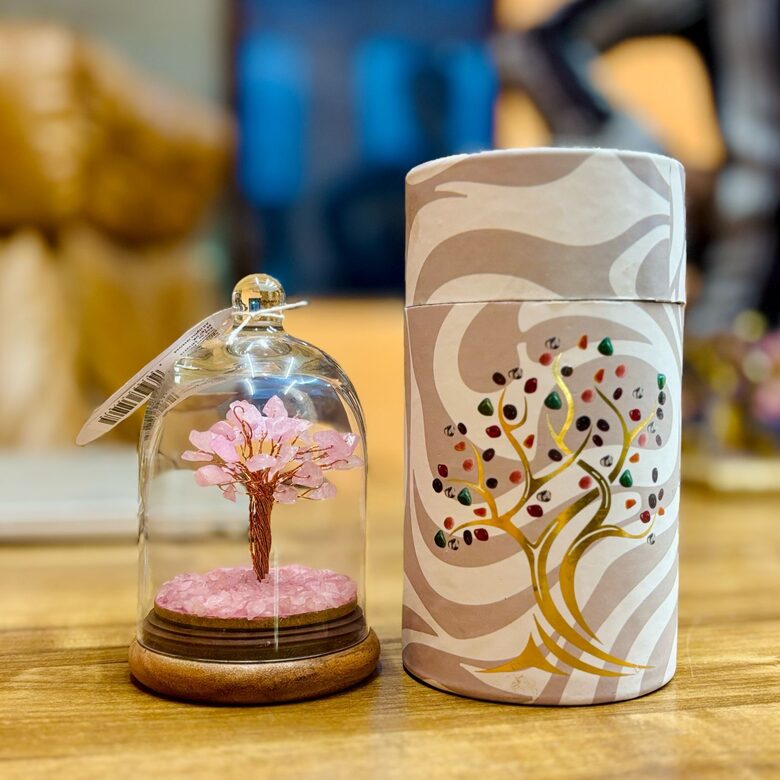 Rožinio kvarco medis stiklo kupole – 30 akmenukų dovanų dėžutėje