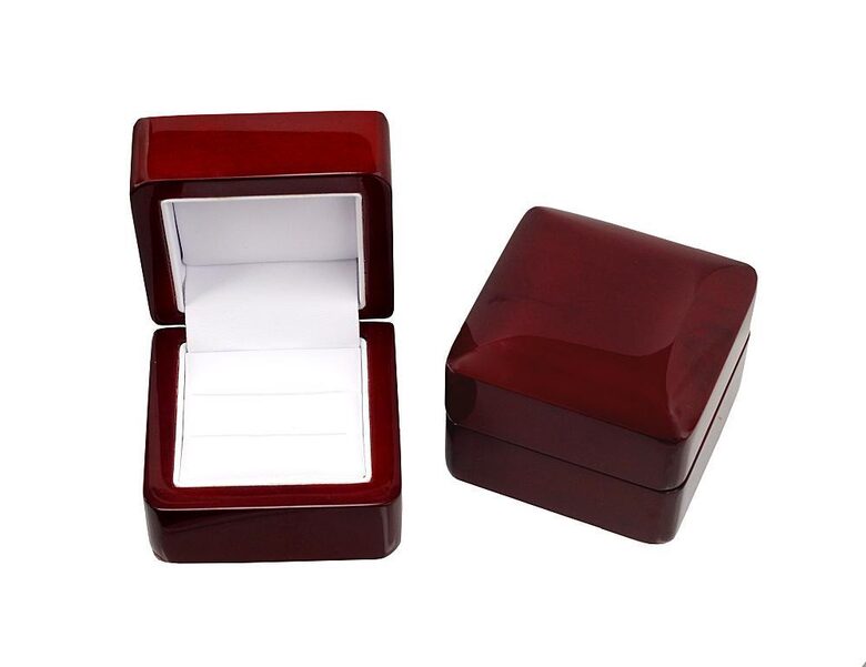 Ekskluzīva dāvanu kārbiņa gredzeniem vai auskariem, brūna