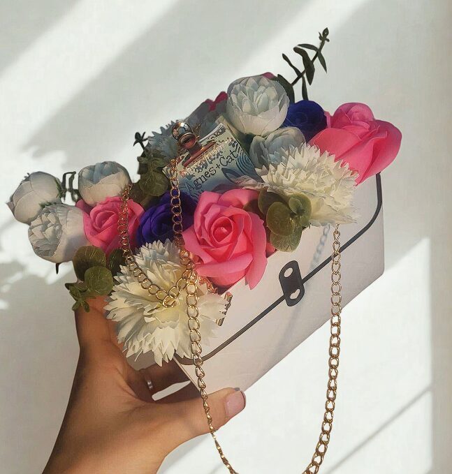 Ziepju ziedi somiņā ar lūpu balzāmu – eleganta dāvana sievietei