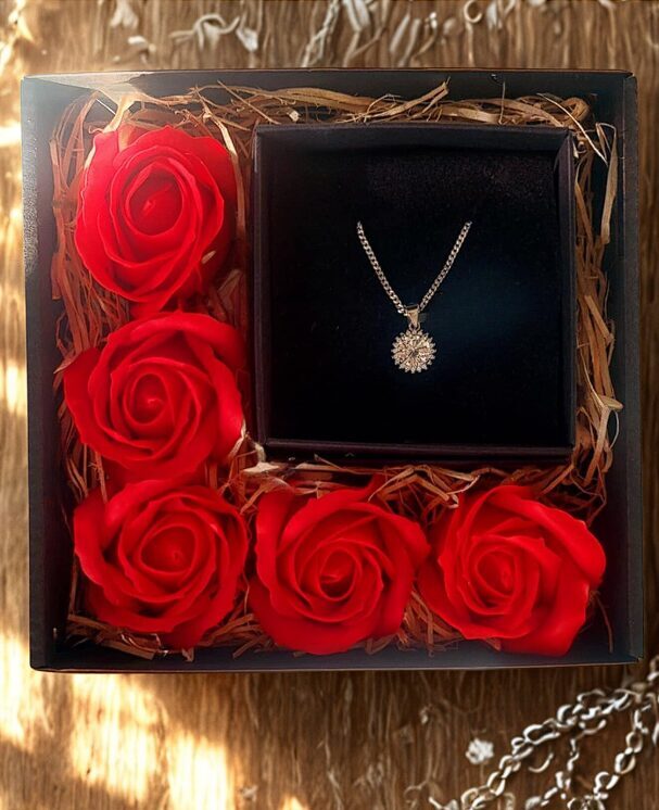 Eleganta Kaklarota - Perfekta Dāvana Sievietei