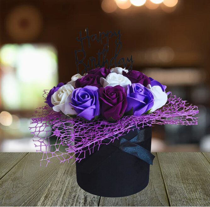 Elegants ziepju ziedu dekors – 21 roze melnā velūra kastē