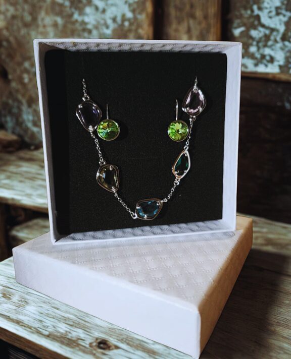 Sidabrinis papuošalų komplektas moterims – auskarai su žaliais kristalais ir apyrankė su spalvotais cirkoniais