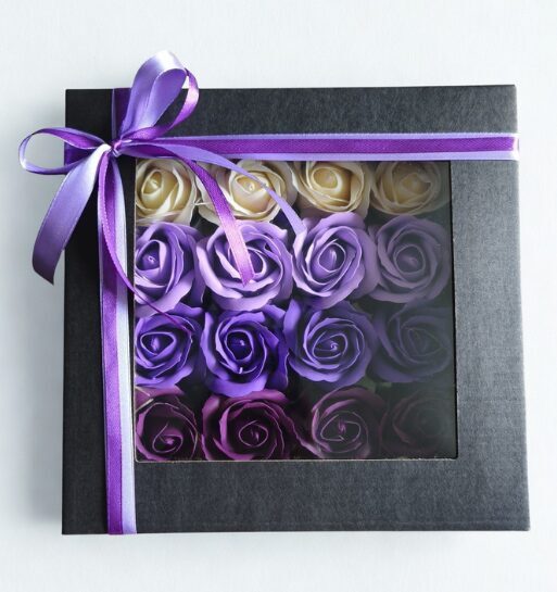 Ziepju ziedi kastē Lavanda – 16 rozes, skaista dāvana