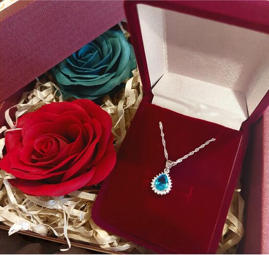 Papuošalų rinkinys: Elegantiškas sidabras ir romantiškos vintage rožės prabangiam dovanų rinkiniui