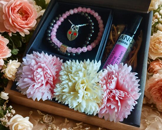 Romantic gift set for women with silver jewelry, rose quartz and essential oils