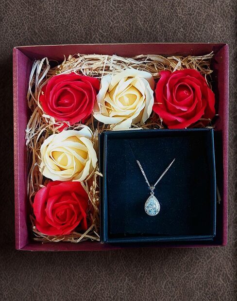 Sensual Gift Set for Her – Silver Pendant & Fragrant Bath Roses
