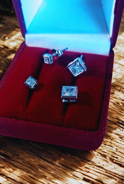 Sidabrinių auskarų rinkinys „Mamytėi ir dukrai“ su cirkoniais, aksominėje dėžutėje