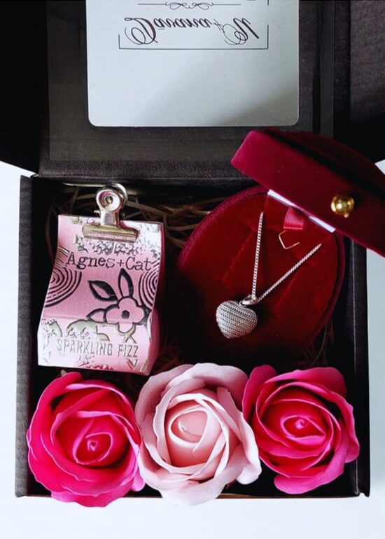 Romantiškas dovanų rinkinys su sidabriniu širdelės pakabuku, muilo rožėmis ir natūraliu lūpų balzamu