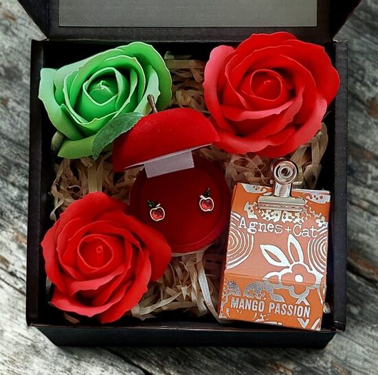 Dovanų rinkinys mergaitei su sidabriniais auskarais „Obuoliukai“ ir mango lūpų balzamu