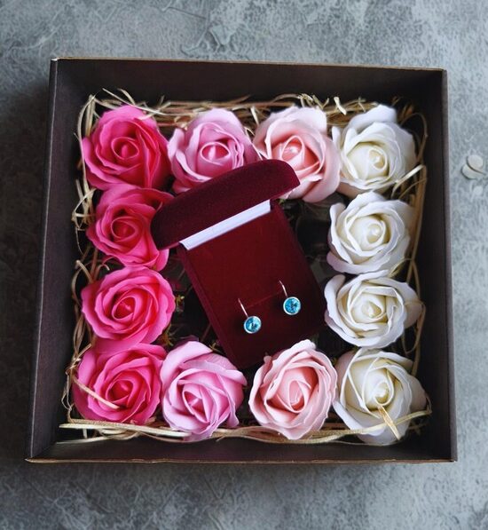 Dāvanu komplekts sievietei ar sudraba auskariem un ziepju rozēm (12 gab.)
