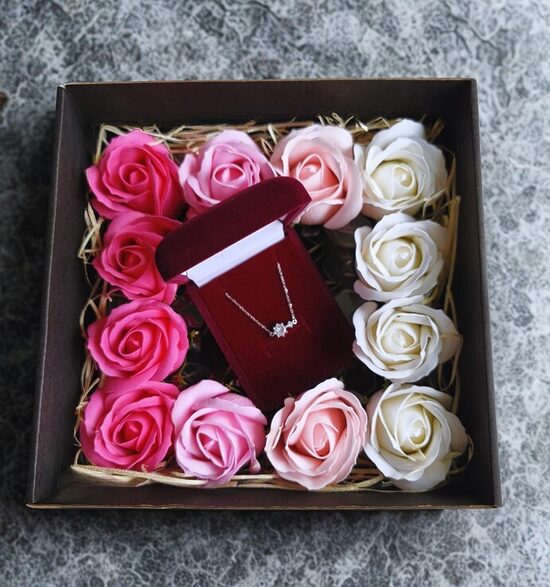 Dāvanu komplekts sievietei ar sudraba aproci un ziepju rozēm (12 gab.)