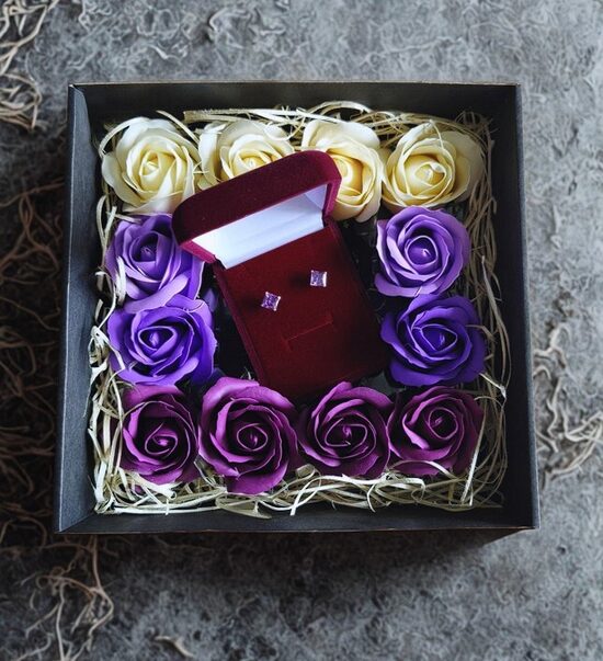 Dāvanu komplekts sievietei – sudraba auskari ar cirkoniem un ziepju rozēm (12 gab.)