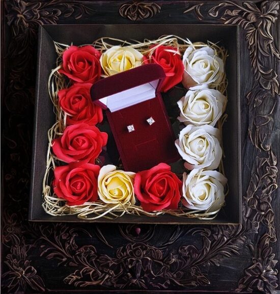 Dāvanu komplekts sievietei – sudraba auskari ar cirkoniem (sarkanais zelts) un ziepju rozes (12 gab.)