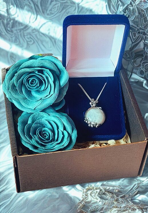 Elegant gift set for women – silver moonstone pendant, chain & vintage soap roses