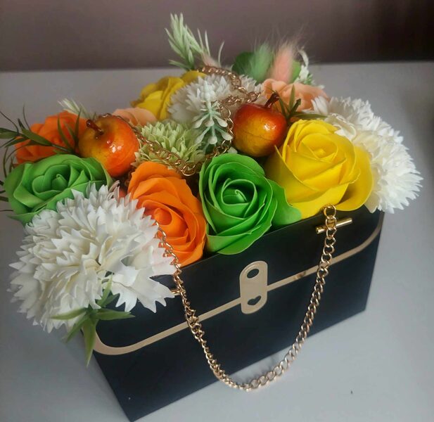 Bath Flowers in a Handbag - Apple 