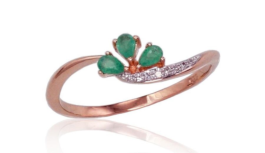 Zelta gredzens ar smaragdu un briljantiem – 585° sarkanais zelts, rodija pārklājums, 15.5 izmērs