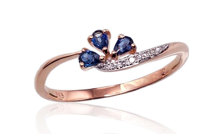 Zelta gredzens ar safīru un briljantiem – 585° sarkanais zelts ar rodija pārklājumu, 16. izmērs