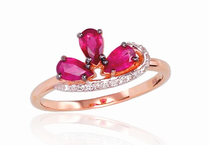 Sieviešu zelta gredzens ar rubīnu un briljantiem – 585° sarkanais zelts ar rodija pārklājumu, 15.5 izmērs