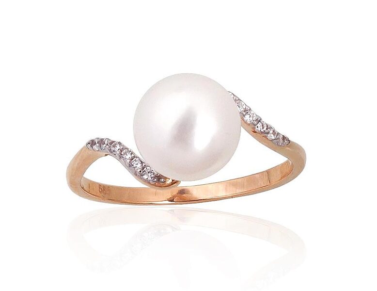 Золотое кольцо с жемчугом и цирконами – Красное золото 585°, размер 16.5