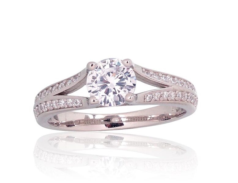 Sudraba saderināšanās gredzens ar cirkoniem 19 izm. – 925°, rodija pārklājums