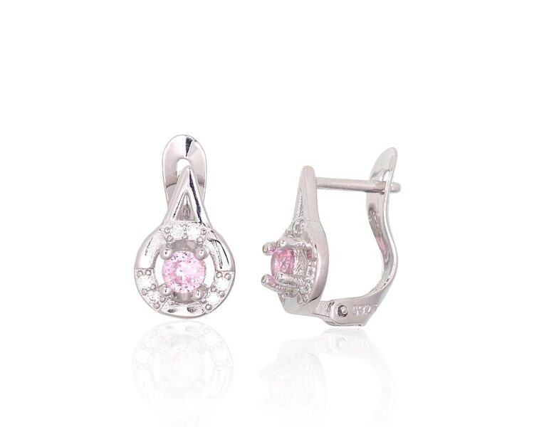 Vaikiški sidabriniai auskarai su „anglišku“ užsegimu ir švelniai rožiniais cirkoniais