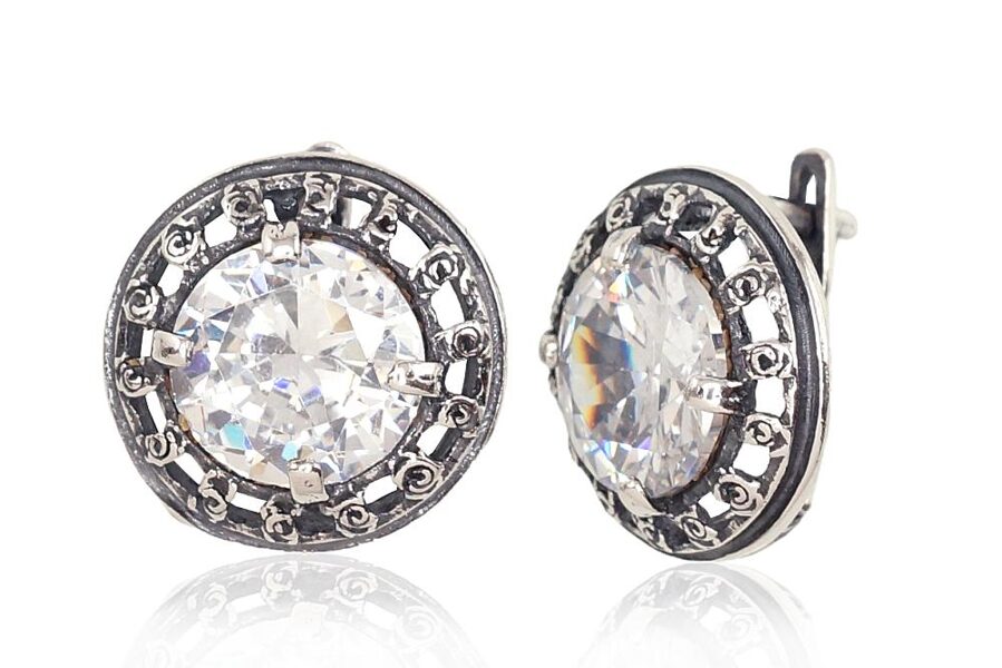 Женские серебряные серьги с «английским» замком, оксидным покрытием и циркониями.