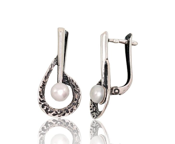 Silver earrings with 'english' lock , Fresh-water Pearl 