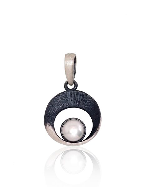 Silver pendant with Pearl, oxidized plating