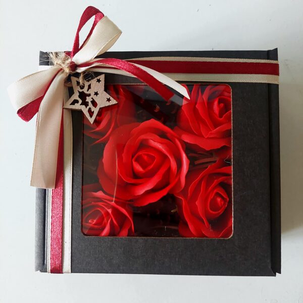 Įmonių dovanos - Padėkos dovanų rinkinys | Raudonų muilo gėlių dėžutė su kankorėžiu!