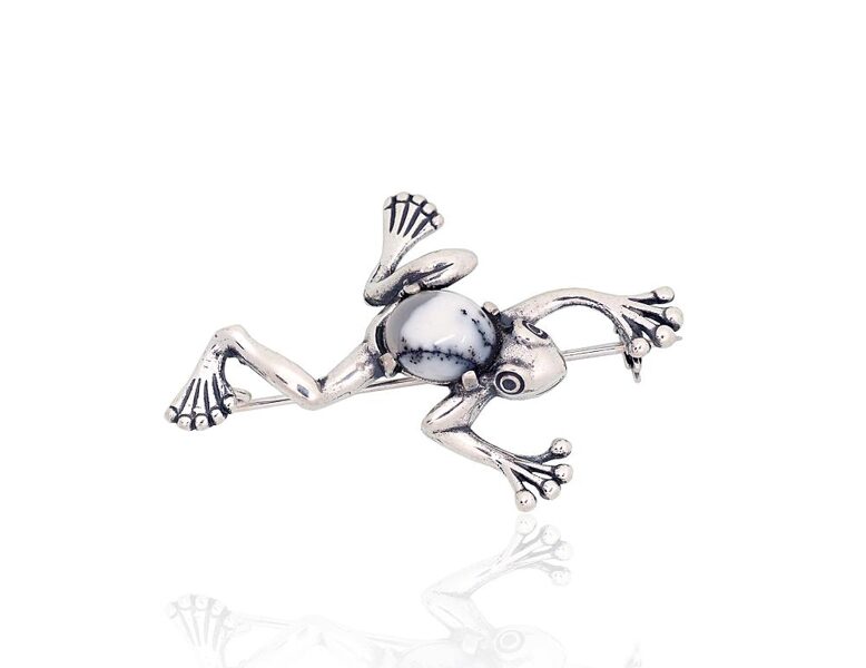 Sidabrinė segė su dendritiniu agatu, Varlė