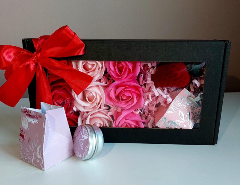 Подарочный набор с серебряными серьгами "Искрящееся сердце Клубника"