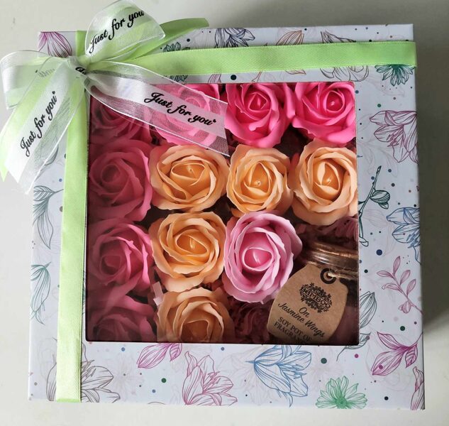 Bath roses in a gift box with soy candle