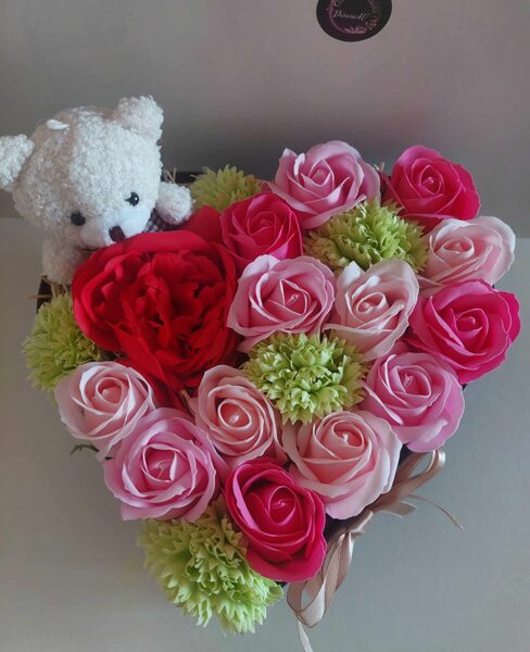 Ziepju ziedi sirds kastē ar baltu lācīti