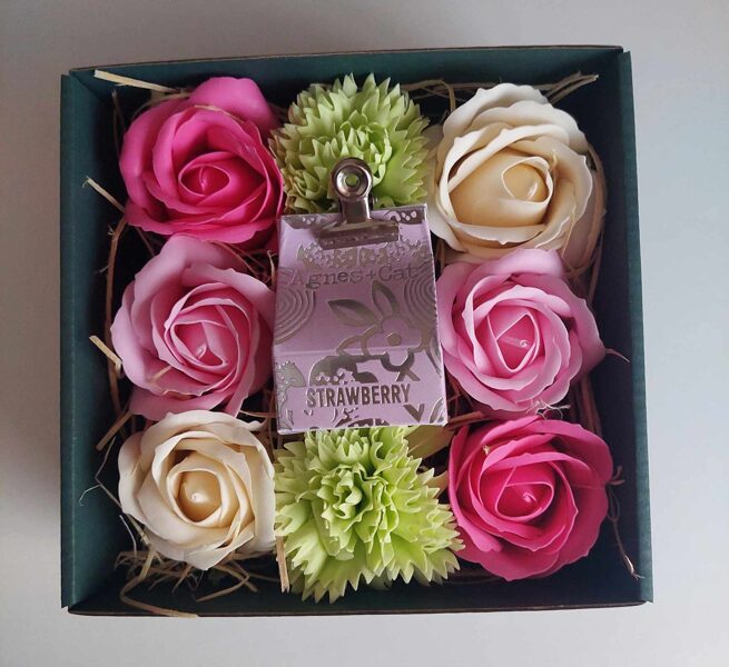 Dāvanu komplekts sievietei ar ziepju rozēm un zemeņu lūpu balzāmu