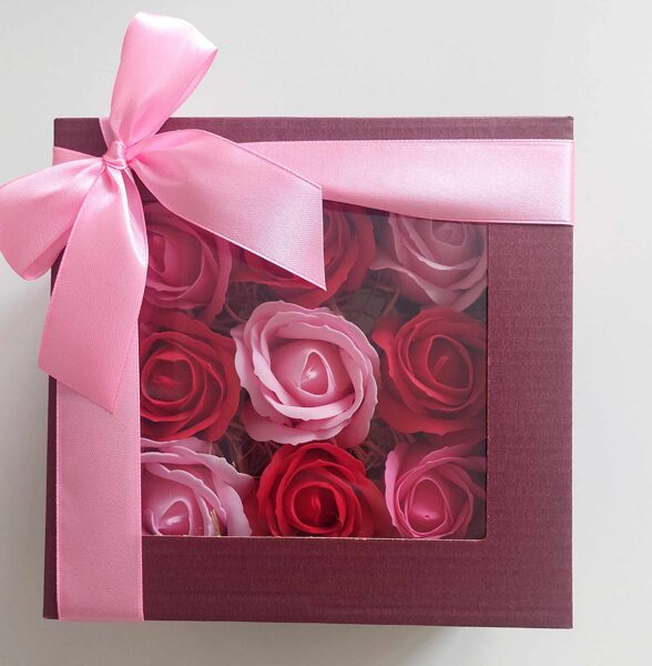 Bath Flowers in a Box - 9 Roses - Pink/Red