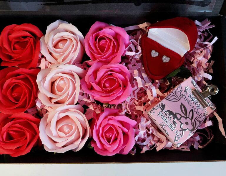 Dovanų rinkinys su sidabriniais auskarais „Spindinti širdis braškė“