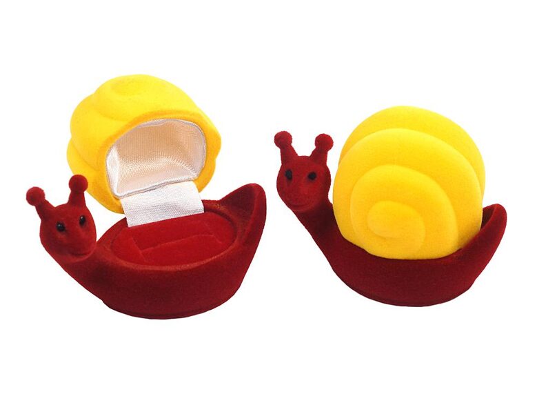 Dāvanu kārbiņa “Gliemezītis” dzeltenā un sarkanā krāsā juvelierizstrādājumiem