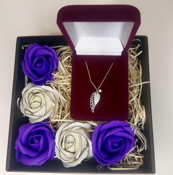 Элегантный подарок – серебряный кулон "Крыло Ангела" и мыльные цветы