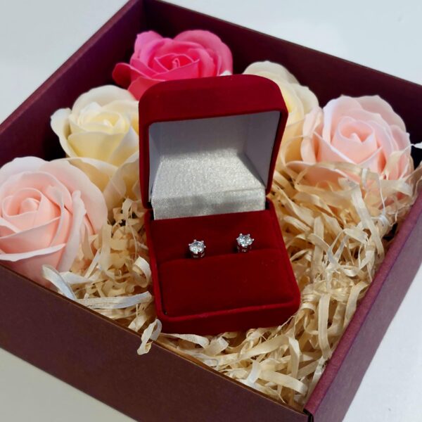 Эксклюзивный подарок для женщины: серебряные серьги и мыльные розы